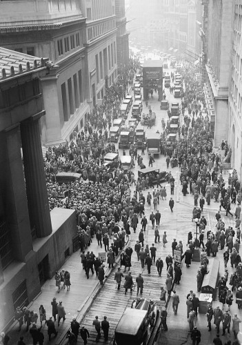 Crowd_outside_nyse.jpg