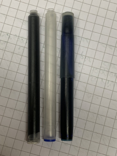 IMG_2607.jpeg (234.96 KiB) Visto 7485 volte Cartucce Pelikan (nera), Waterman moderna (vuota), CF quella blu a dx