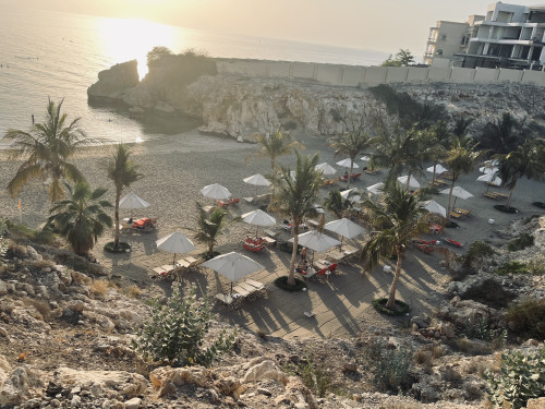 spiaggia privata. ci sono anche due piscine
