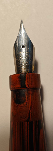 Omas_Stilofoto_Ebanite_fiammata_dett_pennino.jpg (1.3 MiB) Visto 5401 volte Omas stiloforo ebanite fiammata pennino