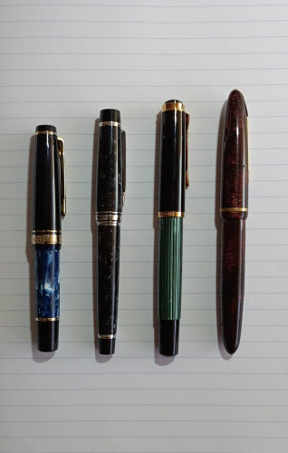 Penne_Caricate.jpg (100.42 KiB) Visto 1795 volte Da sinistra a destra: Sailor Progear Slim Mini Rencontre Terre, Pilot Legance 89s, Pelikan M400 Old Style, Fratelli Pecco Stilus 950