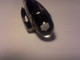 Quetso è il cap-top, dove "fluttua" l'emblema Montblanc.