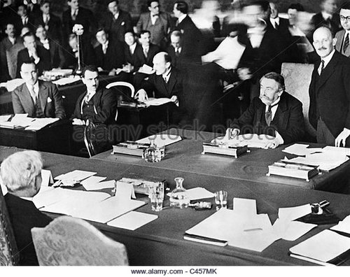 aristide-briand-and-james-ramsay-macdonald-sign-the-london-naval-treaty-c457mk.jpg (83.4 KiB) Visto 4886 volte 1930: Aristide Briand e James Ramsay MacDonald sottoscrivono il London Naval Treaty