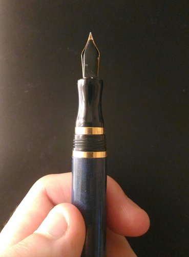 Dettaglio Pennino retro.jpg (860.57 KiB) Visto 1153 volte Dettaglio del retro del pennino, non rigato, come mi è quasi sempre capitato di trovarlo