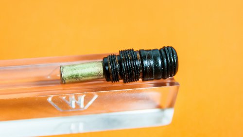 2-_MG_0091.jpg (151.4 KiB) Visto 15669 volte Ritengo che originariamente le parti in celluloide fossero unite tra loro e si presentassero così.