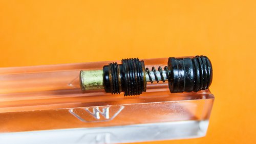 3-_MG_0089.jpg (168.73 KiB) Visto 15660 volte Così è come l'ho trovato appena rimosso dalla sua sede. La molla è ancora efficiente, benché leggermente ossidata.