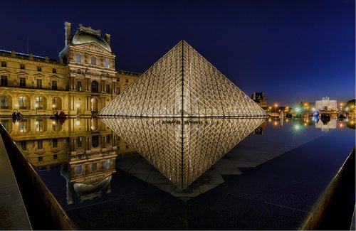 pyramidLouvre.jpg