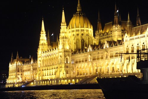 Parlamento di notte visto dal Danubbio