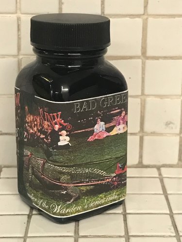 IMG_6623.jpg (1.07 MiB) Visto 2444 volte Calamaio da 3oz, circa 88,7ml pieno fino all'orlo (caratteristica comune a tutti i calamai Noodler's)