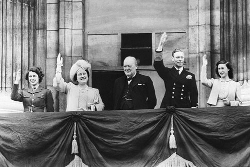 La Famiglia Reale e Winston Churchill salutano la folla dal balcone di Buckingham Palace nel giorno della vittoria