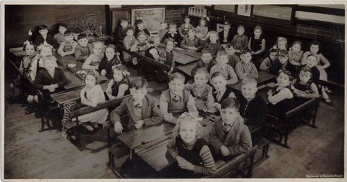 Una tipica scolaresca inglese nel secondo dopoguerra