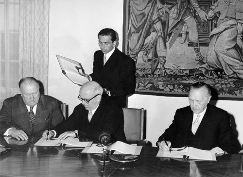 Konrad Adenauer sigla un trattato (con una stilografica da identificare)