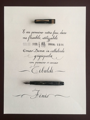 Omas Dama grigioperla and Tibaldi nib utilizzabile.jpg