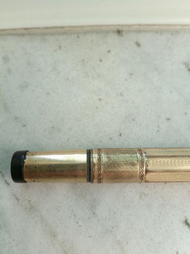 Fessura tra la copertura del fondello e quella del corpo della penna, misura circa 1mm