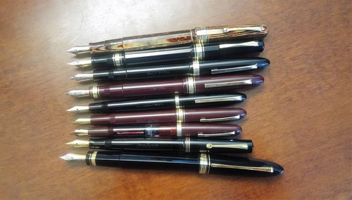 Da Sopra: Paragon Arco Brown 18K, Paragon Nera 14K, Ogiva Nera 14K, Extra 557/S Bordò 14K, 556/S Nera 14K, Extra 555/S 18K, 630 Bock 14K, 360 Magnum Blu Scura 18K, Lucens Piccola Nera 14K