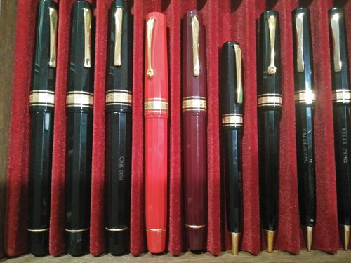 IMG_20190309_174757.jpg (4.06 MiB) Visto 4895 volte Queste se non sbaglio appartengono alla "Collezione Arte Italiana" ma non capisco più cose.<br />1) Non capisco la differenza di dimensione per esempio delle prime stilografiche a sinistra nere con la rossa o la bordeaux.<br />2) La Clip che è diversa nei vari modelli <br />3) La sfera al centro che è più corta delle altre.