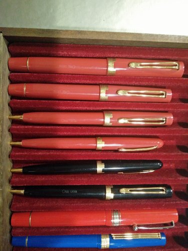 IMG_20190309_175015.jpg (4.52 MiB) Visto 4895 volte Queste invece sono le Jerusalem. Di queste mi tornerebbe tutto tra i vari modelli, tranne la stilografica alla sinistra che è più grande, alla quale non riesco a dare un nome.