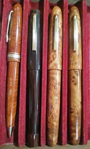 IMG_20190309_173434.jpg (1.72 MiB) Visto 4895 volte A parte la prima che è una sfera dell'A.M.87 , le altre tre appartengono alla collezione dei legni pregiati del 1992. Purtroppo due mi sono state rubate ed adesso ho tre penne e 5 scatole, solo che non so associare il tipo di legno alla penna, potete aiutarmi per piacere?