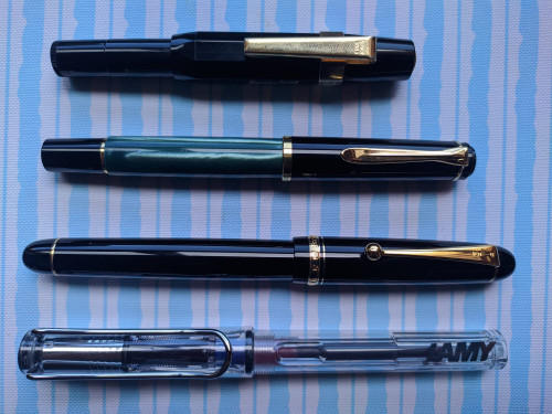 Dall'alto: Kaweco Sport Classic - Pelikan M200 - Pilot Custom 74 - Lamy Safari