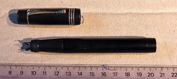 guardate la particolarità di questo Safety Pen, con due pennini all'interno del corpo. Girando a dx esce un pennino, girando a sx, il pennino rientra ed esce il secondo.