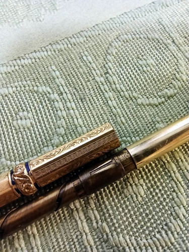 IMG_20211110_172810.jpg (500.74 KiB) Visto 1466 volte Primo portamine: é presente un piccolo cilindro, credo utile a limitare l'oscillazione tra il meccanismo interno (quando esteso) e il "guscio" della matita.