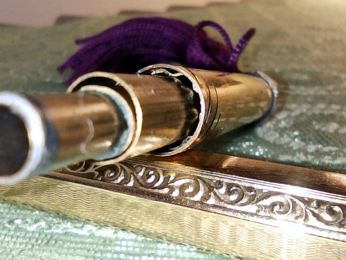 IMG_20211110_172936.jpg (281.52 KiB) Visto 1466 volte ...sotto i quali si nasconde una lamina ondulata che immagino serva a mantenere in asse il meccanismo interno