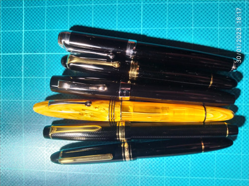 IMG_20230130_181719.jpg (4.88 MiB) Visto 4404 volte A confronto con (da sinistra): Montblanc 146, Pilot Justus 95, Montegrappa Elmo 2, Aurora 88 Big e Aurora Talentum.