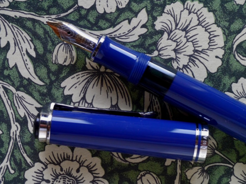 P1190109-3 Pelikan M605 solid blue.jpg