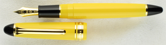 sailor-1911-midsize-yellow-gold-trim-uncapped.jpg