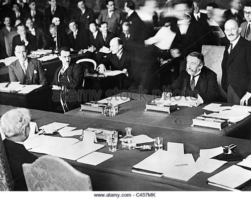 1930: Aristide Briand e James Ramsay MacDonald sottoscrivono il London Naval Treaty