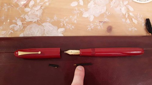 FB_IMG_1480319307123.jpg (36.97 KiB) Visto 2248 volte The Namiki Emperor next to the world's smallest fountain pen, a Waterman doll pen. Yes, both will be reviewed, children :-).