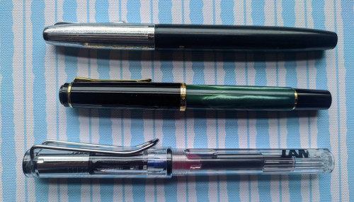 Dall'alto: Aurora 88 Duo-Cart prima versione - Pelikan M200 - Lamy Safari Vista