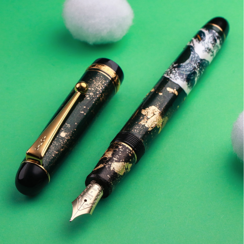 Pilot Custom 74 con le stesse decorazioni della 743 qui sopra, ma con il &quot;Gold Grip&quot; sulla sezione