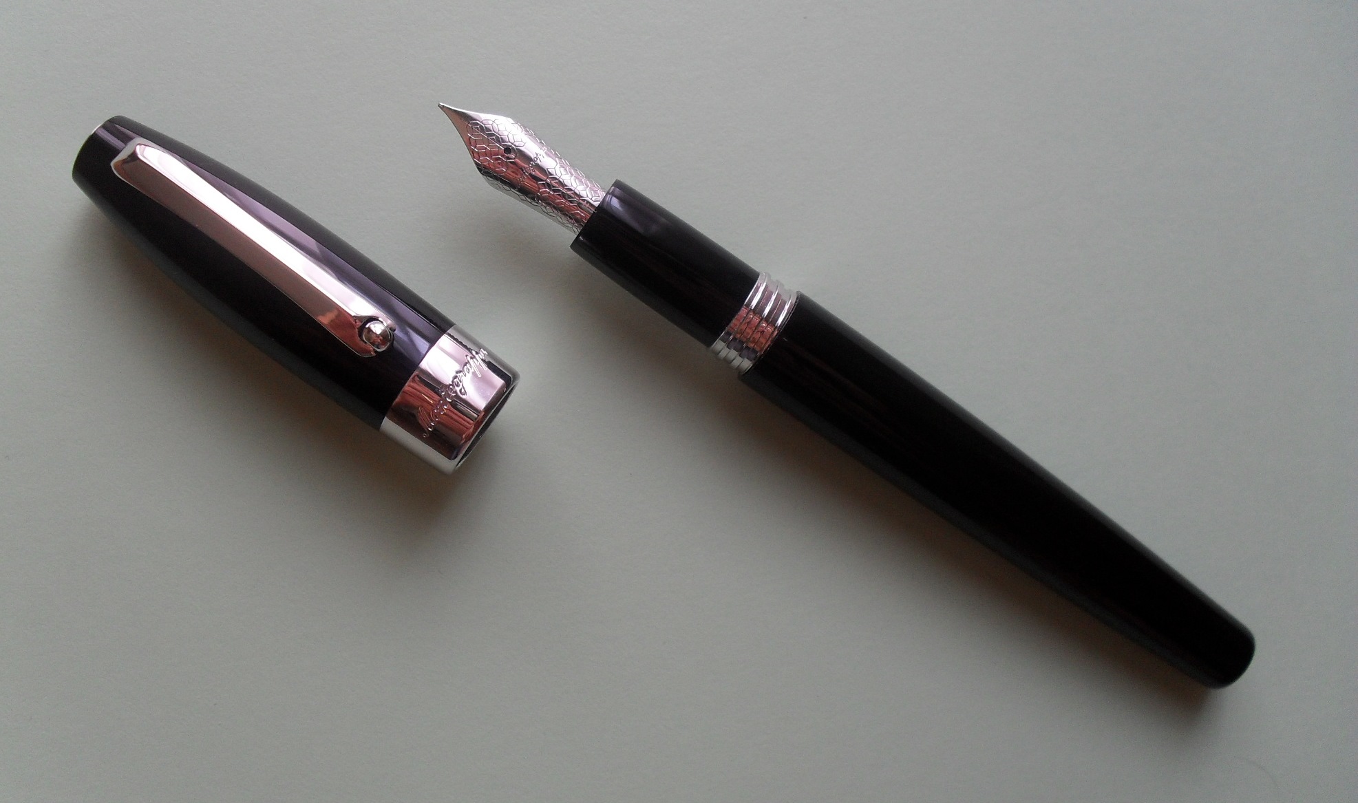 Montegrappa-Fortuna-F-aperta-diagonale.jpg